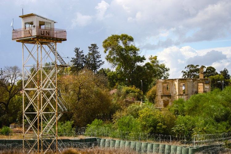 Ancienne tour de l'ONU et un bâtiment détruit dans la zone tampon de la Ligne Verte