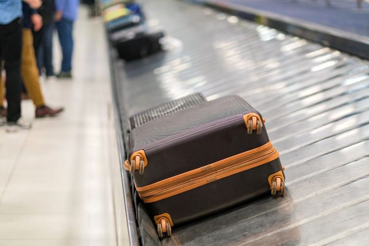 Valise sur un tapis roulant à l'aéroport.