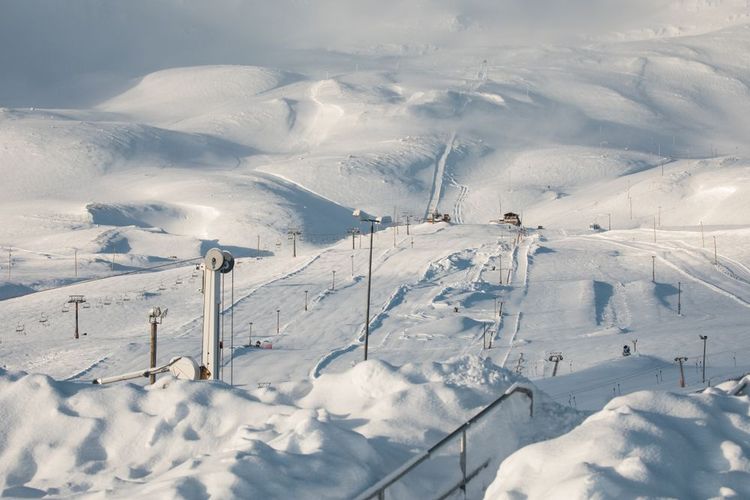 Pistes enneigées du domaine skiable de Hlíðarfjall à Akureyri