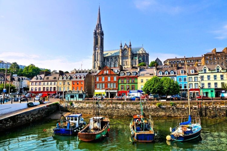 Ces mêmes maisons sur le port avec la cathédrale 
