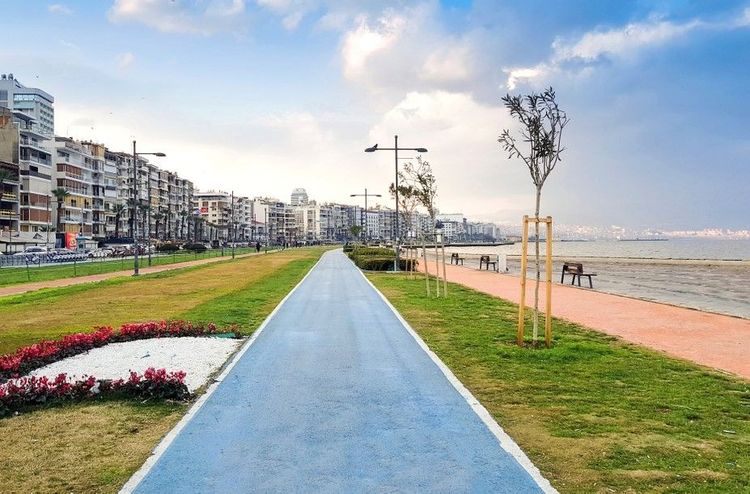L'Alsancak, grand quartier central d'Izmir, se trouve à l'intérieur du quartier métropolitain de Konak. Il est longé par la promenade Kordon