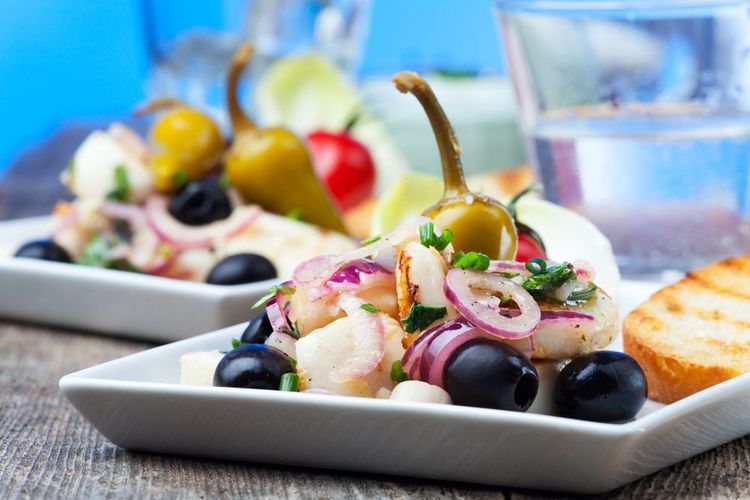 Calmars servis avec des condiments grecs