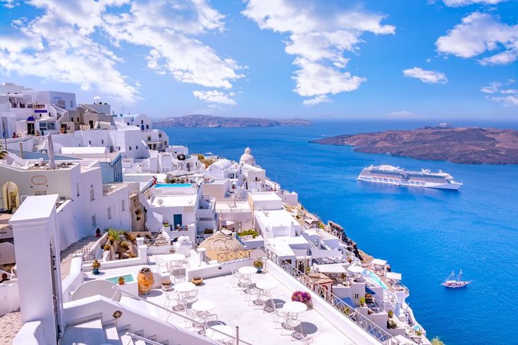 Un bateau de croisière au large de Santorin, dans les Cyclades.