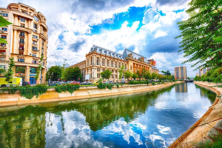 La rivière Dambrovita traverse le quartier Art Nouveau de Bucarest