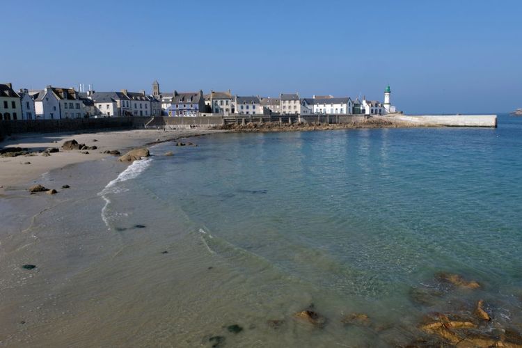 Grande plage de l'île de Sein en Bretagne, France