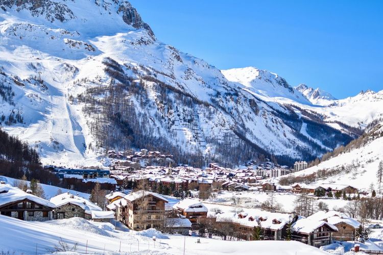 Le village de Val d'Isère dans les Alpes