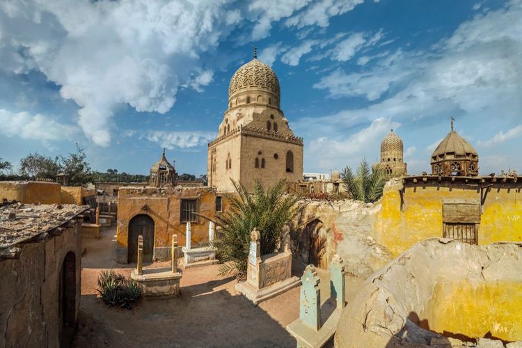 Ancien minaret dans la nécropole du Caire