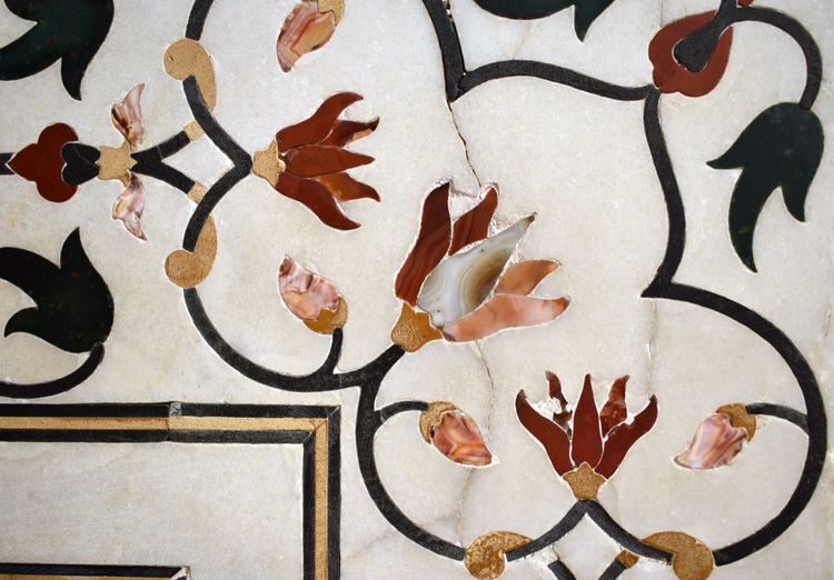 Les arabesques florales en marqueterie de pierre serties dans le marbre blanc de la mosquée