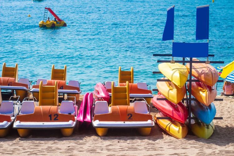 Kayaks et catamarans sur la mer à Lloret de Mar, Costa Brava, Espagne. Détente et loisirs en mer.