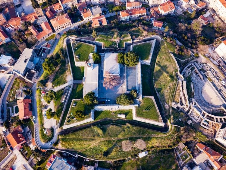 Cette vue aérienne au zénith de la forteresse montre bien sa forme tout à fait singulière