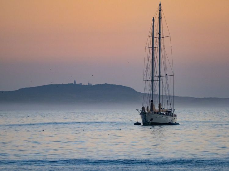 Voilier voguant vers l'ile Mogador