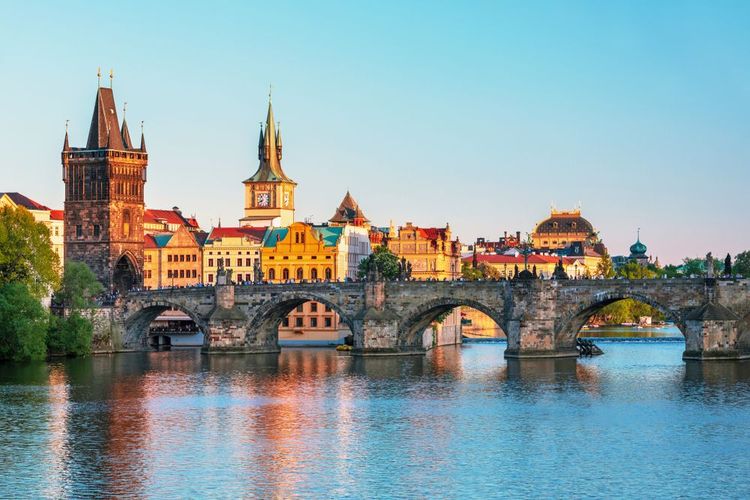 Vue sur la vieille ville de Prague avec le pont Charles