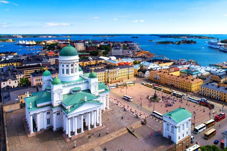 Vue aérienne sur la cathédrale et le golfe de Finlande
