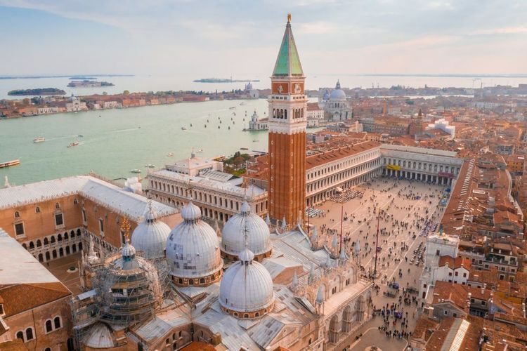 Vue imprenable sur la basilique Saint-Marc au-dessus de la place San Marco à Venise, Italie