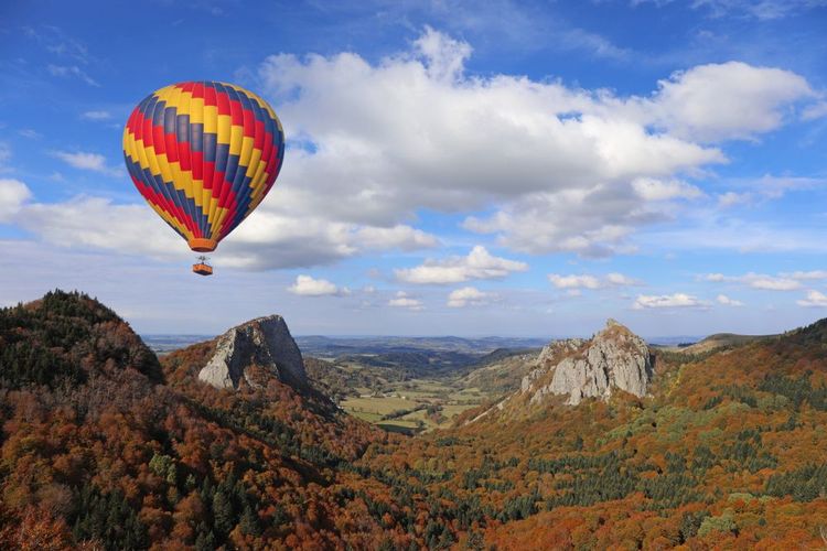 Ballon à air chaud survolant le volcan. Auvergne, France