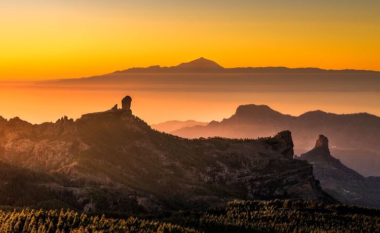 Les pics du pico de las Nieves. Au loin, Ténérife.