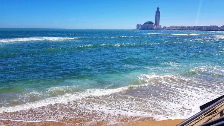 La plage d’Aïn Sebaâ, près de la mosquée, est un spot idéal. 