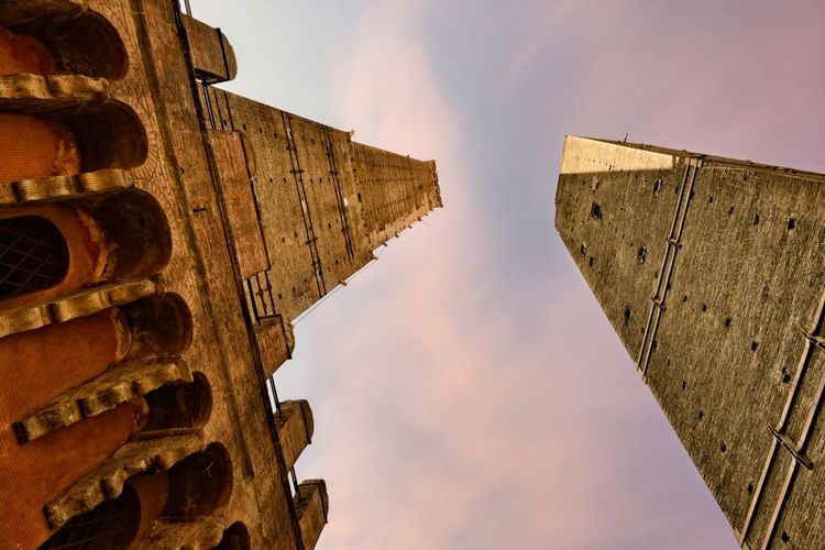 Deux tours : Asinelli et Garisenda