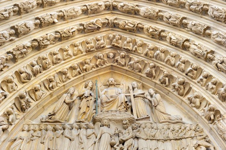 Le superbe fronton de l'entrée de la cathédrale