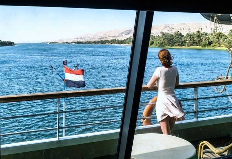 Touriste sur le pont d'un bateau de croisière