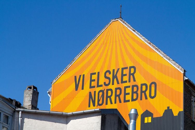 Message signifiant "We love Norrebro" sur un fronton de Norrebro.
