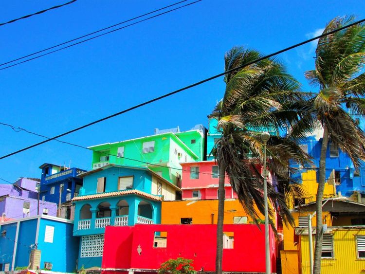 San Juan et ses maisons très colorées qui semblent empilées