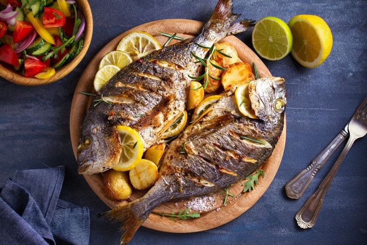 Le poisson de mer grillé (riba na žaru); ici des dorades