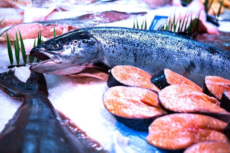 Darne de saumon chez le poissonnier du marché anglais de Cork