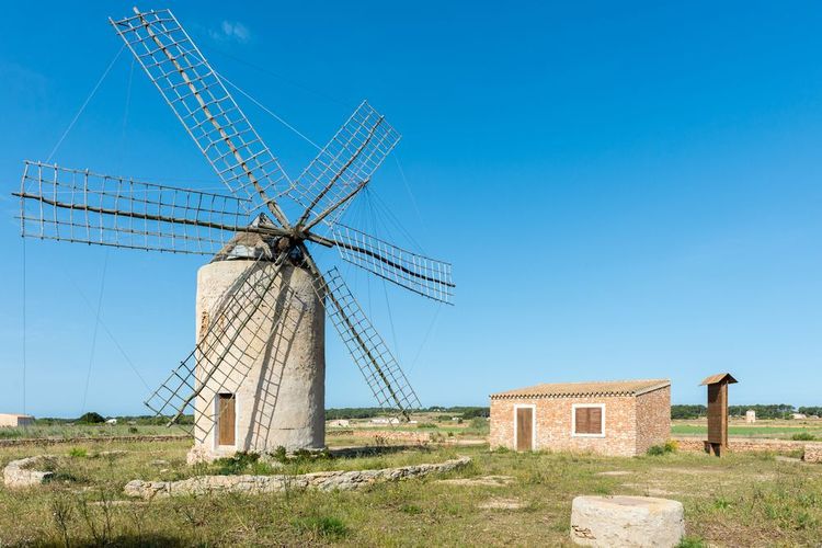 Moulin à vent Simon Formentera 1893. Moulin à vent, construit en moellons blanchis à la chaux, dont l'étage supérieur est réservé aux machines et à la meule, le premier étage au stockage de la farine et le rez-de-chaussée à l'entrepôt.