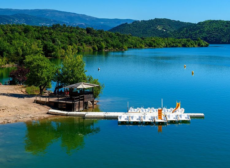lac de Saint-Cassien dans l'arrière-pays niçois