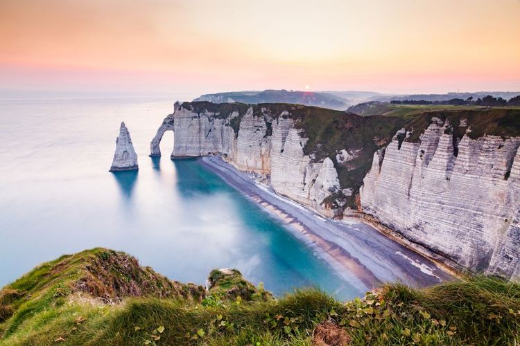 Les falaises blanches du village d'Etretat