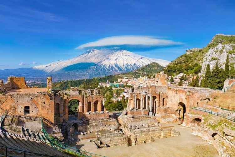 Des ruines antiques avec l'Etna en fond, Sicile, Italie