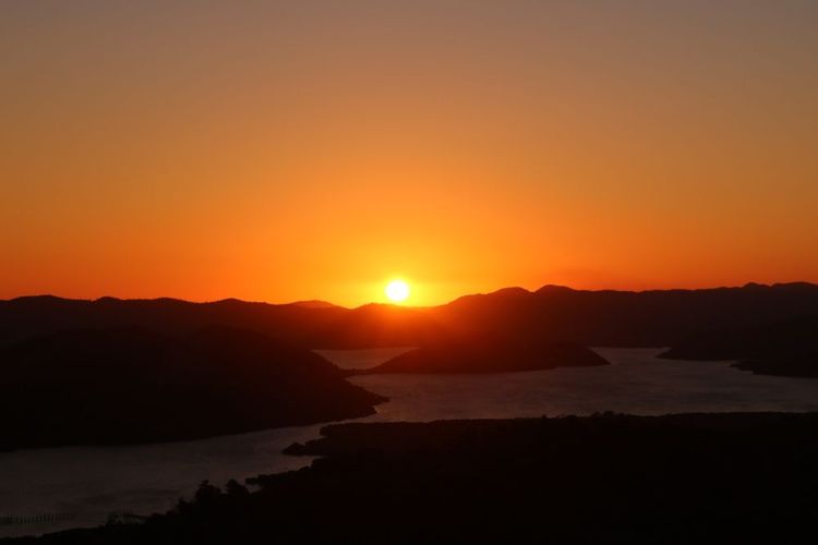 Le lever du soleil, depuis le mont Tapyas.