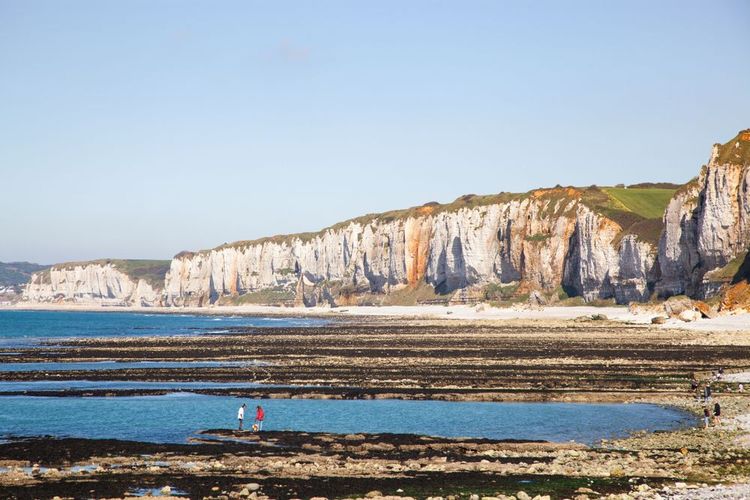 Des promeneurs la plage d'Yport à marrée basse, Haute-Normandie