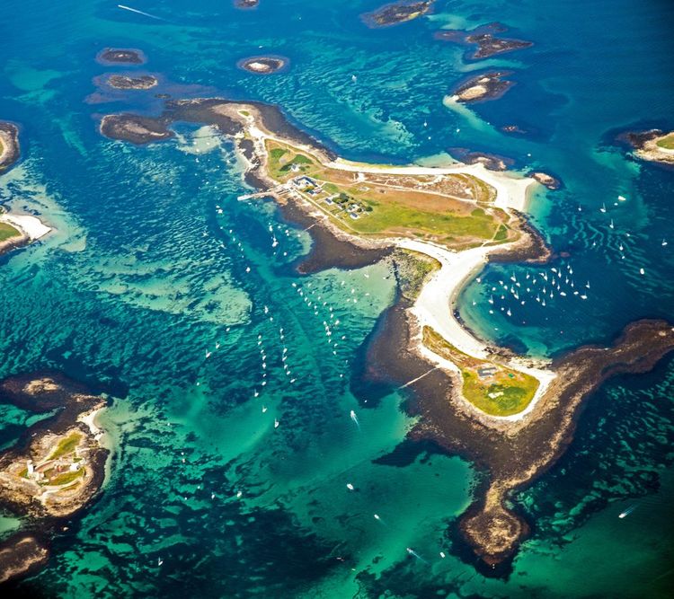 Vue aérienne de l'archipel des Glénan.
