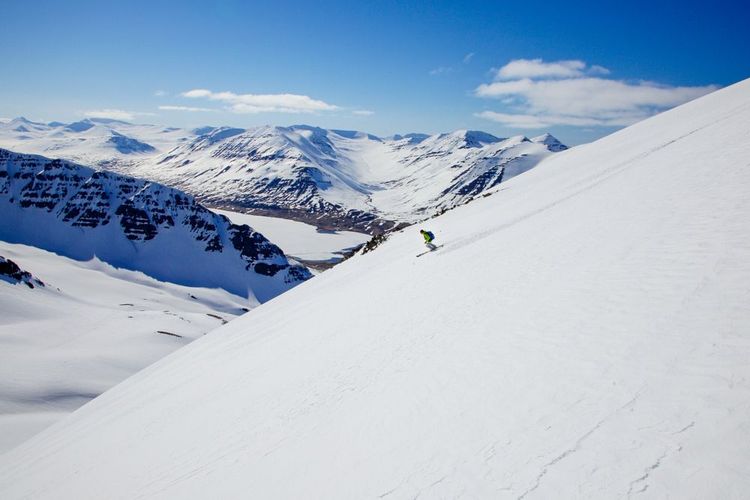 Ski et snowboard au sommet : découverte du domaine skiable de Hlíðarfjall à Akureyri