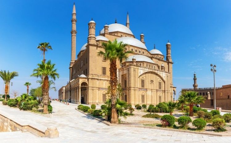 La mosquée s'entoure de verdure