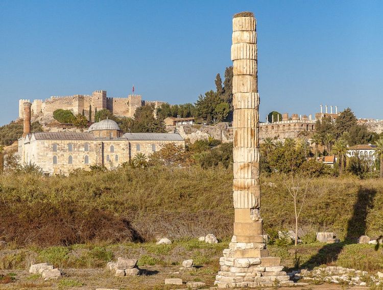 Du temple d'Artémis, il ne reste que cette colonne et quelques pierres au sol