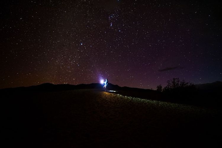 Observation des étoiles au coeur de la vallée de la Mort.