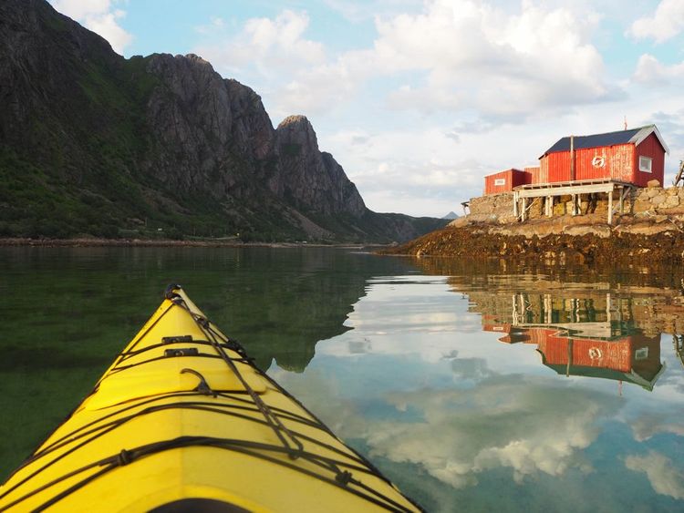 Naviguer à bord d'un kayak autours des îles Lofoten.