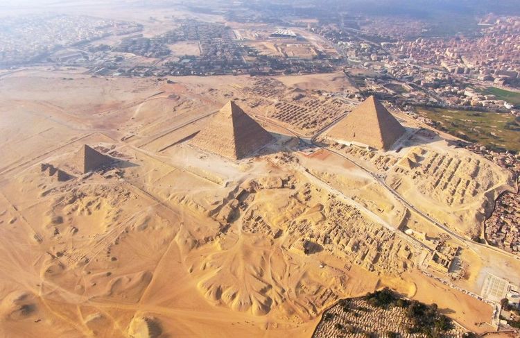 Les six pyramides de Gizeh vues du ciel