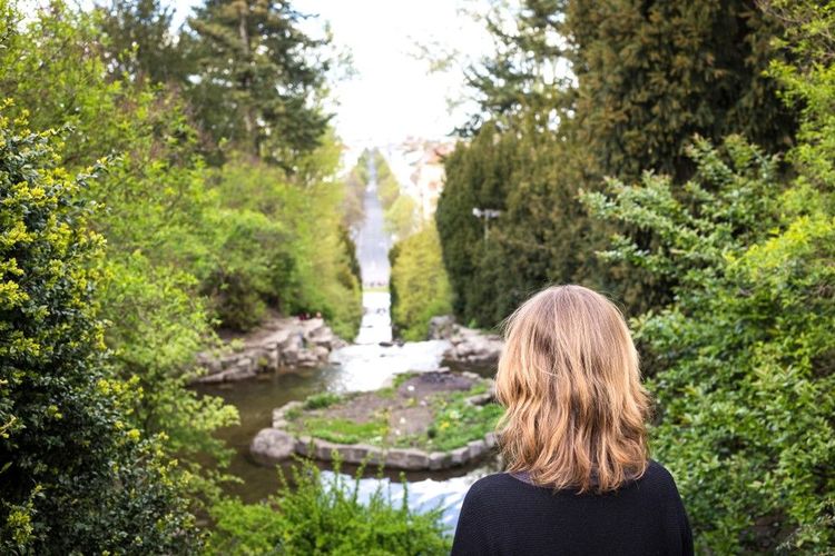 Moment contemplatif devant les jeux d'eau du Viktoriapark
