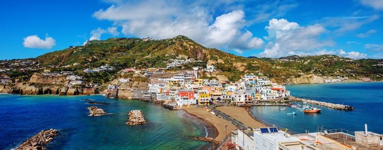Vista panorámica del magnífico pueblo de Sant'Angelo en la isla de Ischia