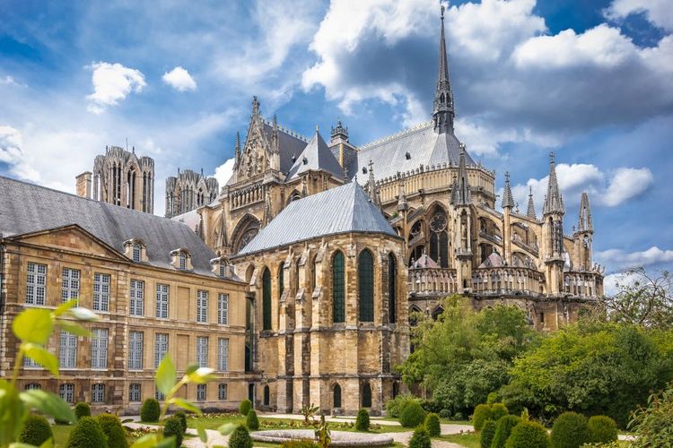 Vue extérieure, depuis l'arrière, de la Cathédrale de Reims
