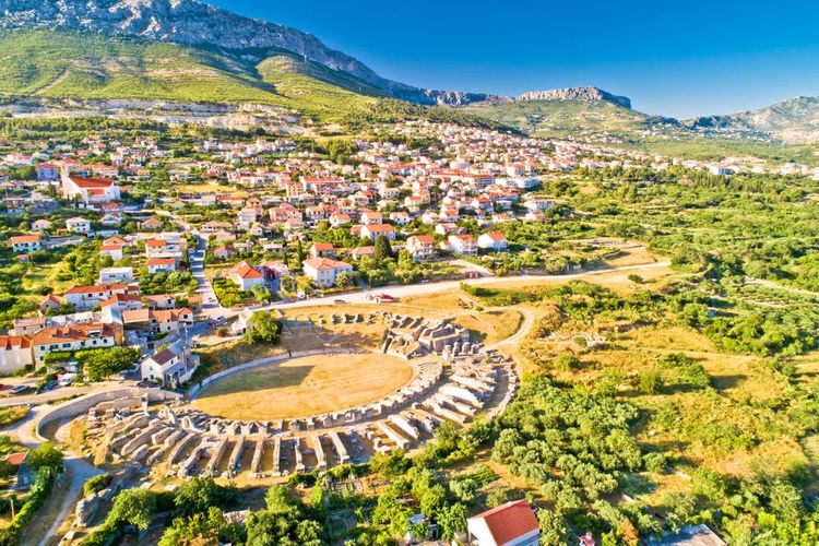 Vue du village de Solin avec l'amphithéâtre