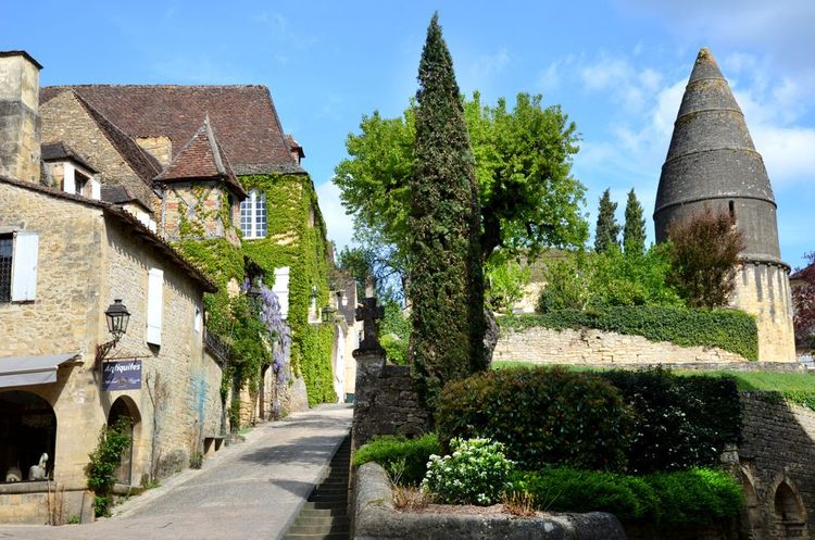 Ruelle et la "lanterne des morts", dans le cimetière (à dr.)