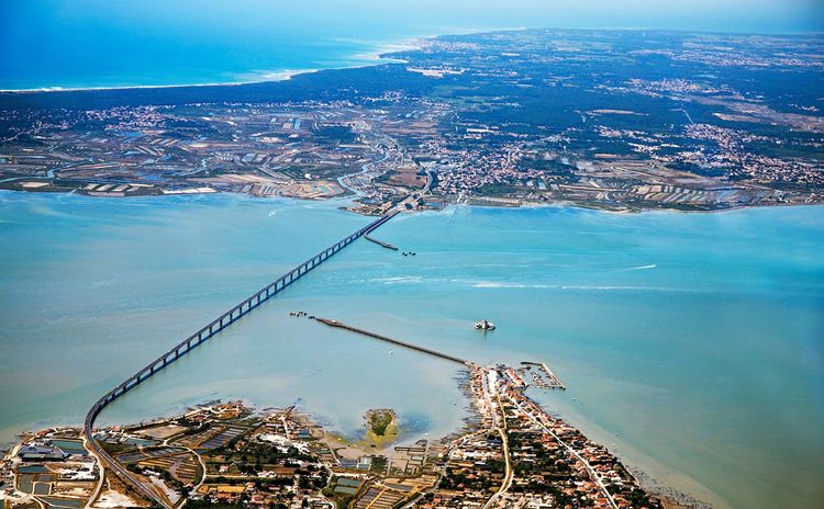 Le pont de l'Ile d'Oléron survole le coureau d'Oléron