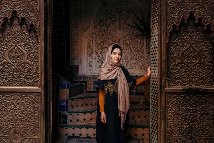 Marocaine sur le pas de porte d'un riad à Essaouira