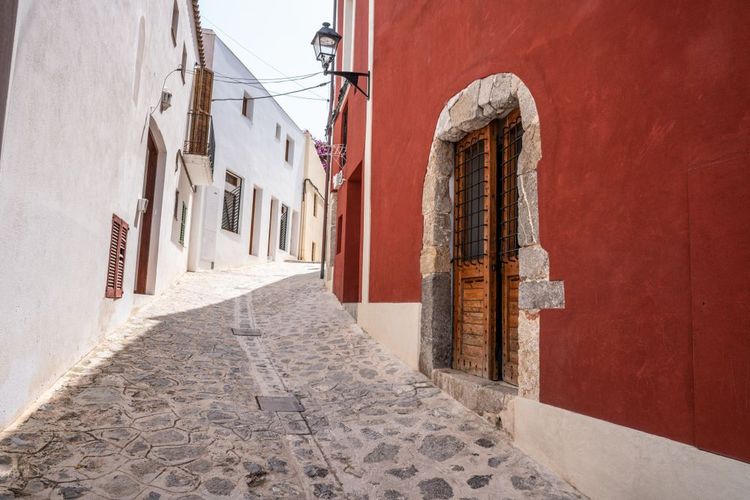 Les petites ruelles de Dalt Vila, à l'abri de l'enceinte