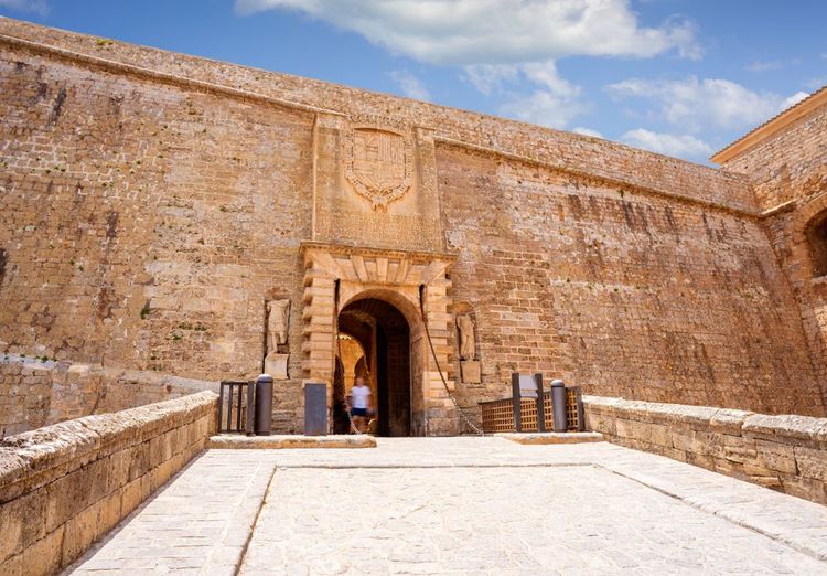 Entrée vers dalt Vila par ses remparts